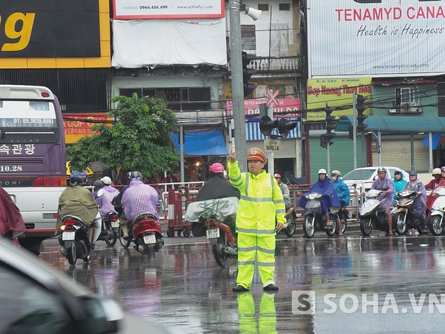 Tại ngã tư Đại Cồ Việt - Giải Phóng, dù loa phóng thanh liên tục tuyên truyền về an toàn giao thông nhưng không thể thiếu sự điều khiển của CSGT