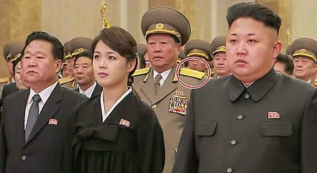 Choe Pu-il (mặc quân phục, đứng hàng thứ 2) tại lễ tưởng niệm 3 năm ngày mất của ông Kim Jong-il. Ảnh: Yonhap