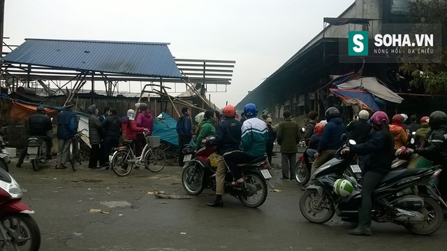 
Hàng trăm người dân hiếu kì khi đi qua khu vực đã tụ tập đứng xem.
