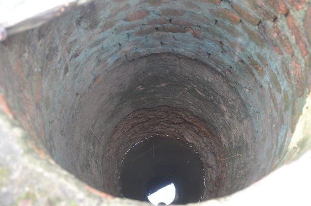 Em Nguyễn Văn Tiến đã thoát chết trong chiếc giếng sâu khoảng 7m, mực nước 1,2m, chiều rộng 0,9m