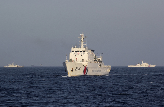 Tàu hải cảnh Trung Quốc xâm nhập phi pháp lãnh hải Việt Nam ngày 15/5/2014. Vào thời gian này, Bắc Kinh đã hạ đặt trái phép giàn khoan Hải Dương 981 ở vùng biển của Việt Nam và bị dư luận quốc tế phản ứng quyết liệt. Ảnh: AP|Hau Dinh.