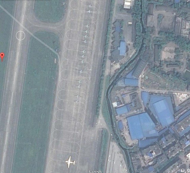 Khu vực sân đỗ với khá nhiều máy bay tại sân bay quân sự Chongqing Baishiyi
