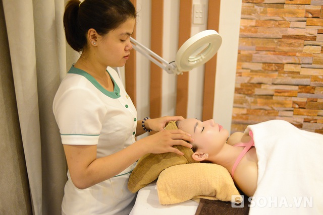 Rời công ty đối tác, Quỳnh Chi và quản lý di chuyển đến một địa chỉ spa quen thuộc. Theo lời bà mẹ một con, đây không chỉ là cách cô thư giãn, giữ gìn nhan sắc mà còn là công việc.