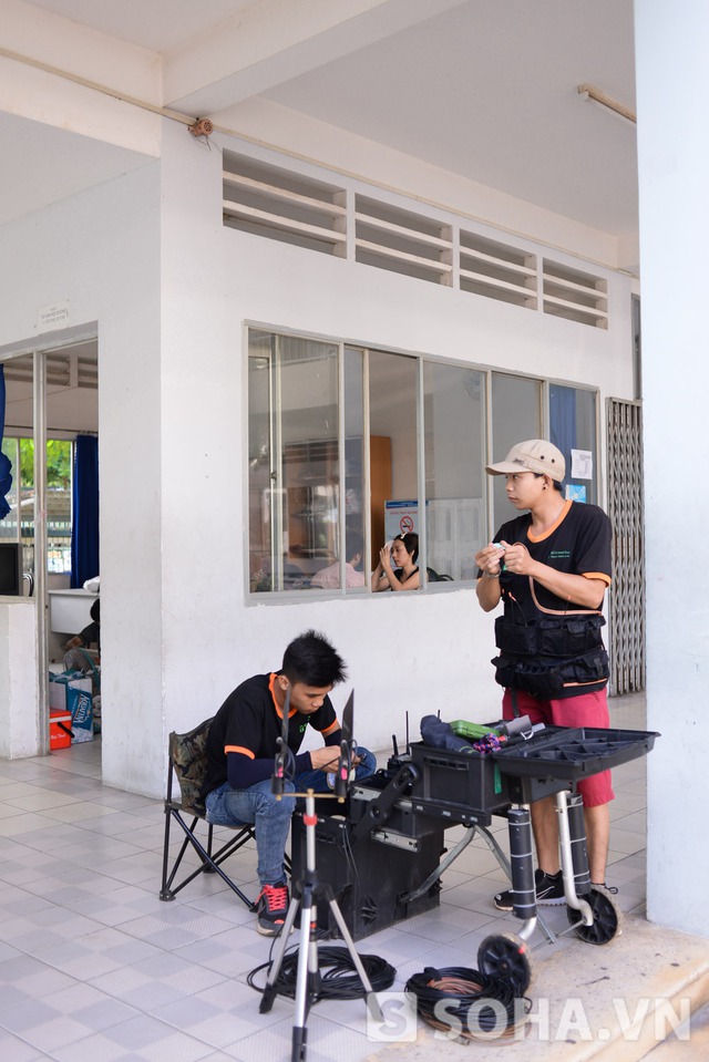 Về phần Thu Trang, ngoài vai trò diễn viên, chị còn là Giám đốc sản xuất của dự án này. Khi Hoa hậu hài đang trang điểm bên trong phòng thì đội kỹ thuật bắt đầu tiến hành lắp đặt máy cho buổi quay sớm.