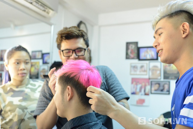 Buổi chụp ảnh này để chuẩn bị cho tuần vào vai nhóm nhạc EXO của Thanh Duy trong chương trình Gương mặt thân quen 2015. Sau khi thay trang phục, Thanh Duy bắt đầu trang điểm và tạo kiểu tóc.