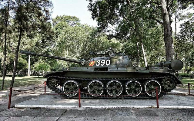 Xe tăng T-54 số hiệu 390 trưng bày trong khuôn viên Dinh Độc Lập