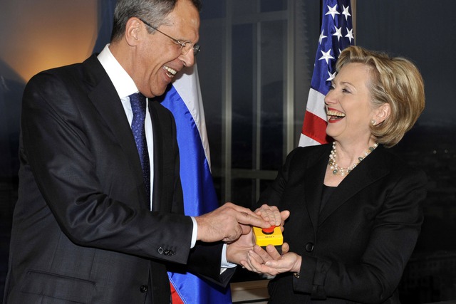 Ngoại trưởng Nga Sergei Lavrov và Ngoại trưởng Mỹ Hillary Clinton niềm nở cùng ấn vào nút reset năm 2010. Ảnh: Reuters