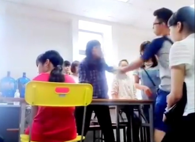 Cô giáo Lê Na giằng co với học sinh. Ảnh cắt từ clip