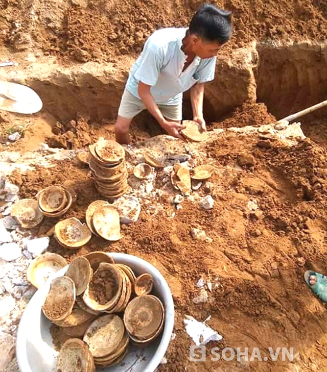 Vị trí móng nhà nơi gia đình anh Quyết đào được chồng bát, đĩa cổ.