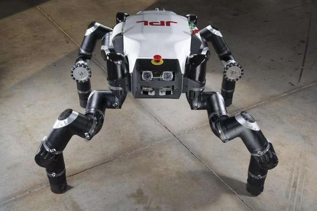 Mẫu robot Hunters có thể bò vào khu vực đổ nát để tìm người sống sót và trong tương lai người ta có thể sử dụng loại robot này nhằm săn tìm đối phương trong tác chiến đô thị.