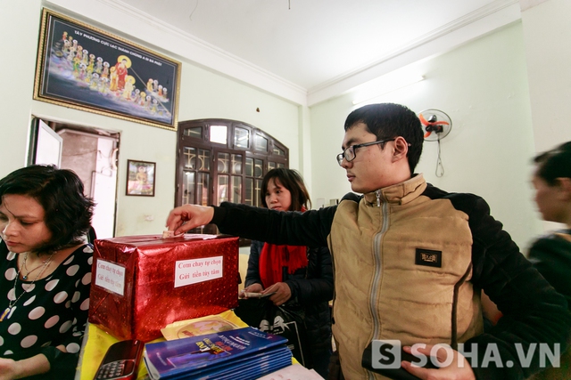 “Cũng có một lần vị anh là công an đến đây ăn cơm chay. Khi về anh này nắm tay tôi đưa cho 1 triệu đồng nói rằng muốn gieo duyên cùng tôi nên cứ giữ lấy”, anh Đạt kể lại.