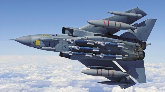
Một trong những vũ khí cần nhắc đến là bom thông minh Paveway IV, đây là loại bom chủ lực của Không quân Hoàng gia Anh trong các nhiệm vụ ném bom mặt đất.
