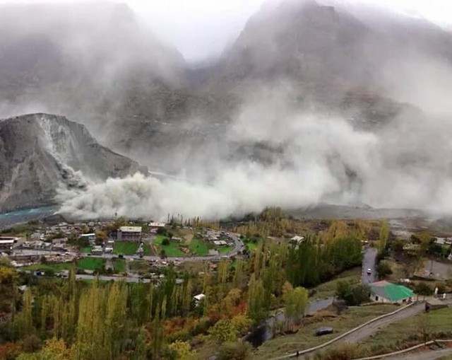 
Ảnh hưởng từ trận động đất được ghi nhận tại khu vực giữa Hunza và Nagar, Pakistan, Ảnh: Twitter.
