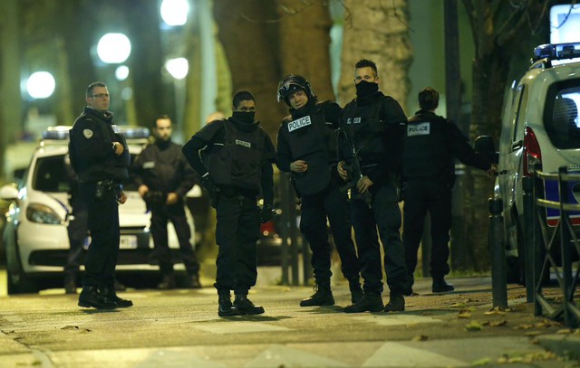 
Lực lượng đặc biệt của cảnh sát Pháp phong tỏa khu vực đấu súng ở Saint Denis trong cuộc truy đuổi nghi phạm đào tẩu ngày 18/11. Ảnh: REUTERS
