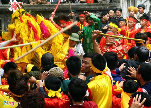 Tại lễ hội đền Gióng hôm mùng 6 tháng Giêng, khi kiệu hoa tre vừa rước vào đến đền Thượng, hàng chục thanh niên lao vào cướp để lấy may mắn cho cả năm. Nhiều người cầm cả gậy để vụt tới tấp vào đội bảo vệ kiệu. (Ảnh: Zing)