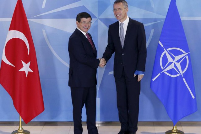 
Thủ tướng Thổ Nhĩ Kỳ Ahmet Davutoglu (trái) và Tổng thư Ký NATO Jens Stoltenberg. Ảnh: Reuters
