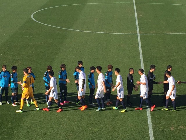 2 đội bắt tay trước khi vào trận đấu.
