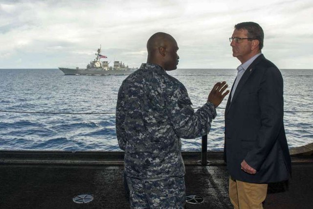 Hạm trưởng Robert Francis (trái) cùng Bộ trưởng Quốc phòng Mỹ Ashton Carter tuần tra Biển Đông trên tàu USS Roosevelt. Ảnh: Reuters