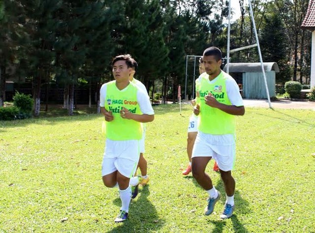 
Osmar Moreira (ngoài cùng bên trái) tập luyện tại HAGL chiều 8/12. Ảnh: Minh Trần
