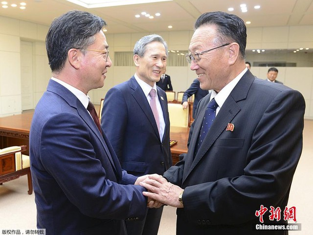 
Kim Yang Gon bắt tay người đồng cấp Hàn Quốc Hong Yong Pyo sau thỏa thuận tại Bàn Môn Điếm ngày 25/8. Ảnh: Chinanews
