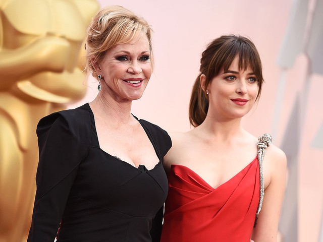 Dakota Johnson đọ sắc cùng đàn chị Melanie Griffith.