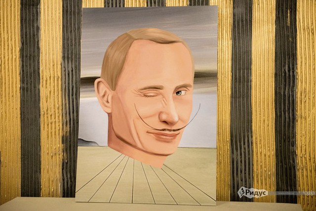 Putin trong hình ảnh của họa sĩ siêu thực tiên phong Salvador Dali, họa sĩ ngụ ý Tổng thống Nga đi tiên phong trong việc phá vỡ thế giới đơn cực vẫn tồn tại bấy lâu.