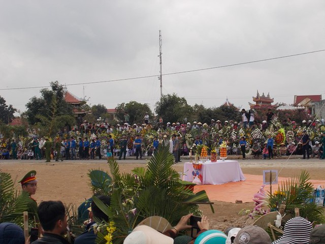 Rất đông người dân đã tập trung tại khu vực án táng ông Nguyễn Bá Thanh (Ảnh: Lao Động)