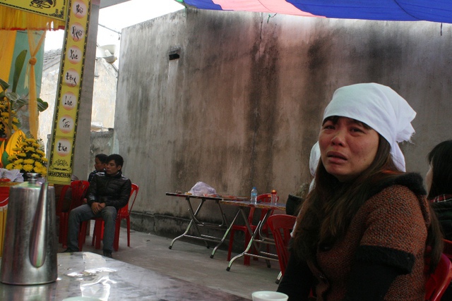 Chị Hoàng Thị Thơm (chị chồng nạn nhân) khóc không thành tiếng khi nhắc lại vụ tai nạn thương tâm