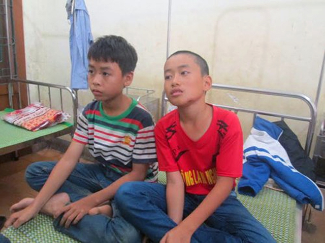 
Hai học sinh Tú và Chiểu đang được điều trị tại bệnh viện đa khoa huyện Hương Khê. (Ảnh: Dân Việt).
