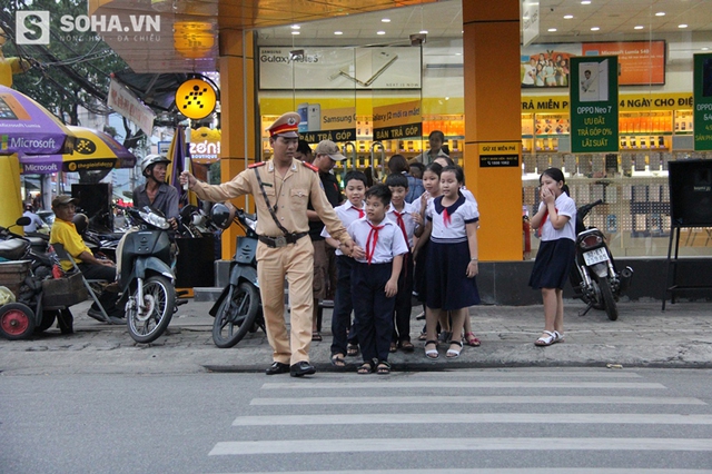 
 Những hình ảnh đẹp của lực lượng CSGT Đà Nẵng dưới ống kính của người tham gia giao thông.
