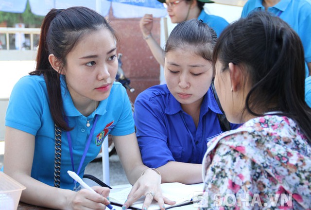 Bạn Kiều Trang - sinh viên tình nguyện trường Đại học Vinh chia sẻ: Thấu hiểu cảnh đi thi xa nhà là bao điều lo lắng, thiếu thốn nên tình nguyện viên chúng em luôn cố gắng hết mình để hỗ trợ người nhà và các bạn thí sinh để họ yên tâm cho kì thi này 1 cách tốt nhất.