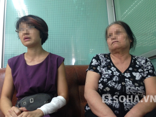 Phương cùng mẹ đang chia sẻ câu chuyện với PV tại trụ sở công an phường.