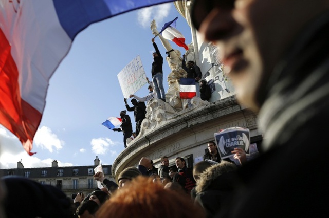 Người dân đứng trên tượng đài ở Place de la République