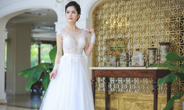 
Sau khi thành công với đầm dạ hội, Phương Linh quyết định mở rộng sang lĩnh vực váy cưới cao cấp.
