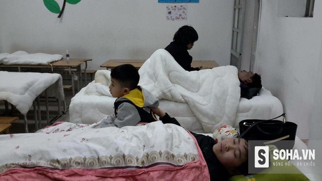 
Theo thống kê ban đầu, khoảng 22 người dân đã sơ tán ngay trong đêm và được bố trí nghỉ tạm tại Trung tâm khai báo tạm trú tạm vắng phường Tràng Tiền.
