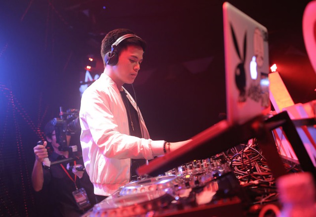 
Khương Bảo Khang hay còn được biết đến với nghệ danh là Get Looze - là 1 DJ trẻ tài năng nhất trong số những DJ trẻ ở Sài Gòn & Hà Nội khi chiến thắng tại Giải đấu DJ Điện tử Pioneer Việt Nam.
