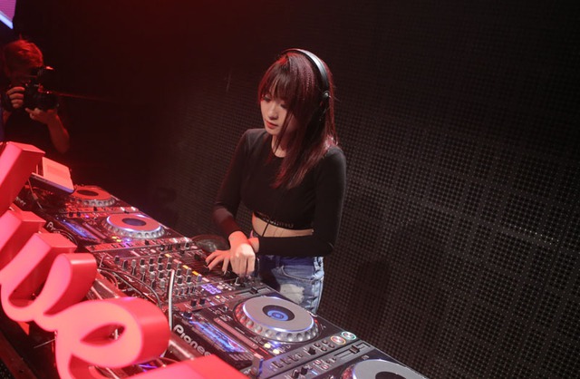 
DJ Tyty với tên gọi Huỳnh Anh Thảo là một trong những nữ DJ trẻ tài năng của trào lưu EDM Việt Nam. Vào nghề từ năm 2011, nữ DJ Nha Trang này được biết đến rộng rãi với biệt danh “nữ DJ đáng yêu nhất Sài Gòn”.
