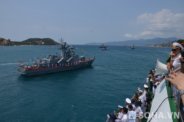 Đông đảo đại biểu đón xem Lễ duyệt đội hình tàu Hải quân. Ảnh: Trọng Thiết