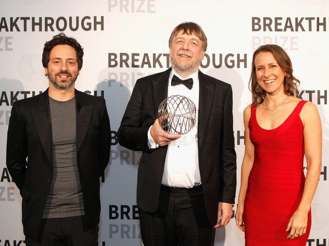 Nhà khoa học John Hardy (đứng giữa) nhận giải thưởng Nobel Đột phá 2016 từ vợ chồng nhà đồng sáng lập hãng Google Sergey Brin.