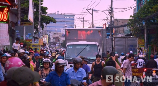 
Vụ tai nạn xảy ra vào giờ cao điểm khiến giao thông trên đường Nguyễn Thị Tú bị ùn tắc
