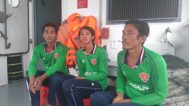 
Ba thuyền viên được cứu sống trong vụ nổ bình gas tàu đánh cá (Ảnh Vietnam MRCC)
