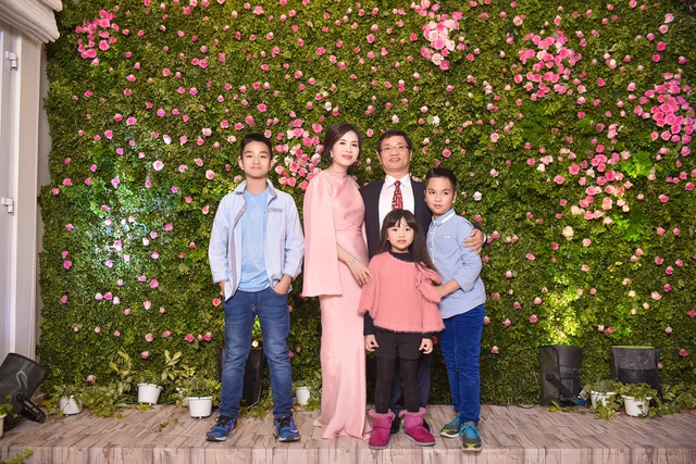 
Gia đình hạnh phúc của doanh nhân Lưu Nga.
