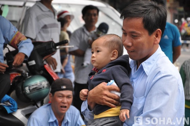 
Bé Huy được cha và những người thân trong gia đình đưa xuống Bệnh viện Nhi Đồng 1 tái khám
