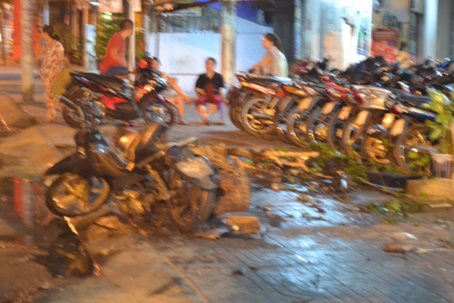 5 chiếc xe máy bị ô tô bán tải tông hư hỏng trước khi đâm sập nhà dân