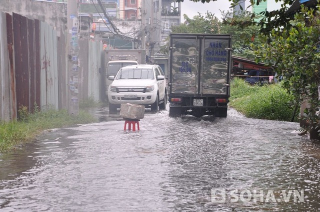 
Trên đường Ấp Chiến Lược, người dân dùng ghế, thùng xốp làm biển báo nơi có hố sâu để phương tiện tham gia giao thông tránh
