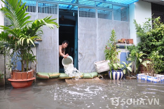 
Trong khi đó người dân vẫn phải dùng xô tát nước từ trong nhà ra
