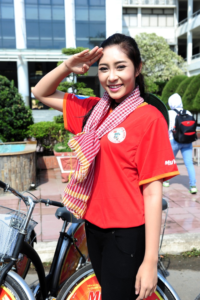 Nụ cười rạng rỡ của Đặng Thu Thảo dưới cái nắng gay gắt. Cô đã sẵn sàng để đạp xe, đồng hành cùng các bạn sinh viên.