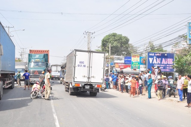 Hiện trường vụ tai nạn giữa xe container và xe máy khiến người con tử vong và mẹ được người đi đường giải cứu dưới bánh xe