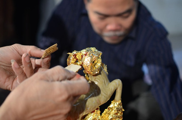 Tác phẩm được chủ trì thếp vàng bởi nghệ nhân dát vàng Lê Văn Vòng và các nghệ nhân, thợ giỏi làng nghề vàng quỳ Kiêu Kỵ