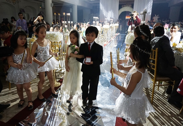 Sau khi Phi Trường và Thu Hương kết thúc bài hát, nhẫn cưới được mang lên sân khấu bởi phù dâu - phù rể nhí.